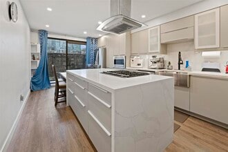 681 Moberly Rd in Vancouver, BC - Building Photo - Building Photo