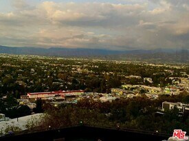 3641 Sunswept Dr in Los Angeles, CA - Building Photo