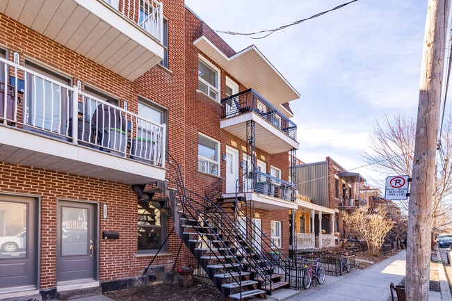 5812-5822 5E Av in Montréal, QC - Building Photo - Primary Photo