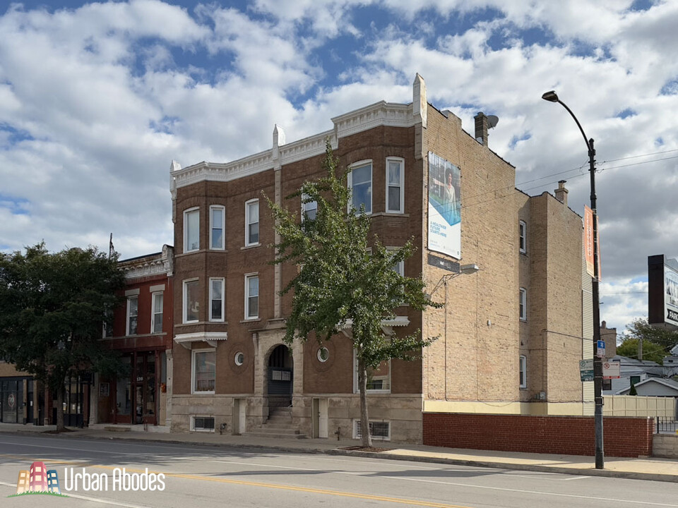 2145 W Chicago Ave, Unit M08B in Chicago, IL - Building Photo