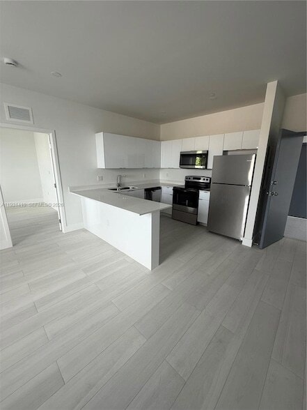 1091 E 17th St, Unit 301 in Hialeah, FL - Foto de edificio - Building Photo