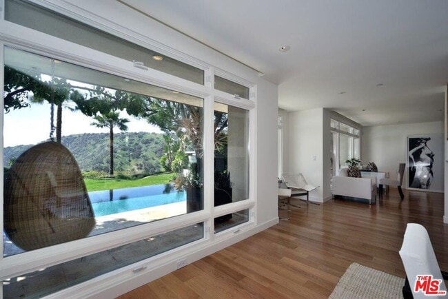 2439 Carman Crest Dr in Los Angeles, CA - Building Photo - Building Photo