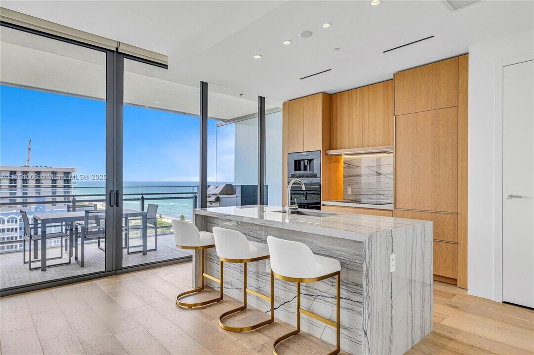 8701 Collins Ave in Surfside, FL - Foto de edificio