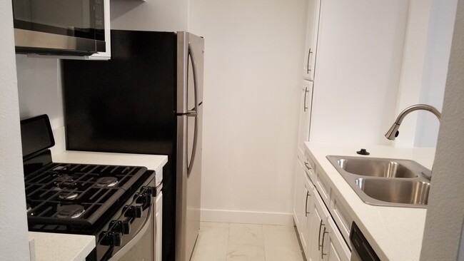 6525 Woodley Ave, Unit 104 in Van Nuys, CA - Foto de edificio - Building Photo