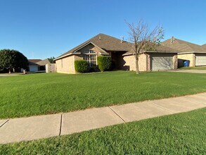 715 E Elder Ln in Mustang, OK - Building Photo - Building Photo