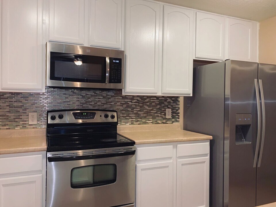 1103 NE 7th Ln in Ankeny, IA - Building Photo