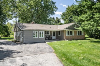 3130 Oakwood Rd in Hartland, WI - Building Photo - Building Photo