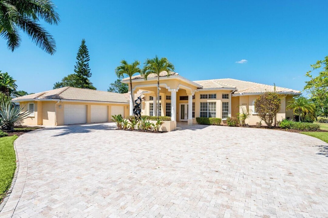 8668 Marlamoor Ln in Palm Beach Gardens, FL - Building Photo