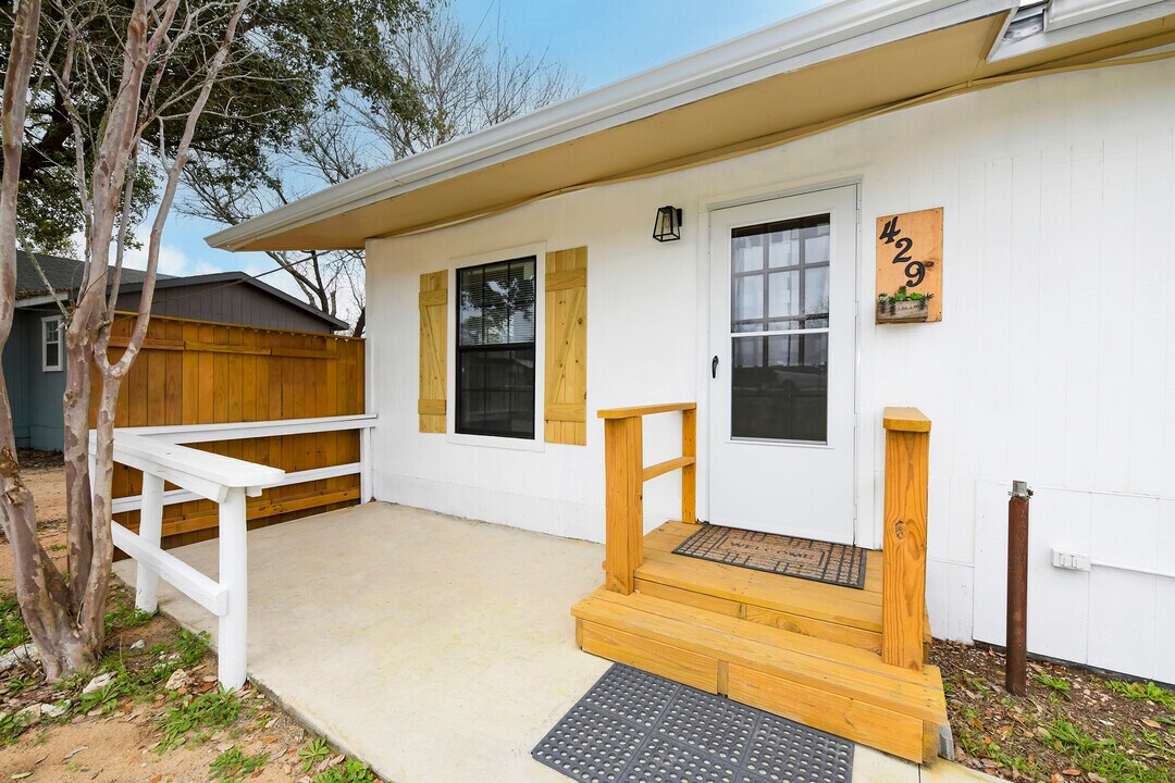 429 Palo Alto Dr in Von Ormy, TX - Foto de edificio