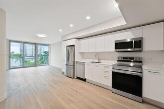 1500 Bay Rd, Unit N-0312 in Miami Beach, FL - Foto de edificio - Building Photo
