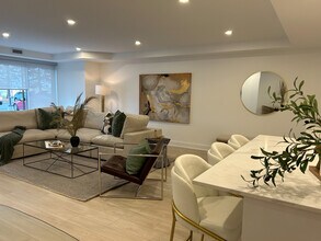 5220 Lakeshore in Burlington, ON - Building Photo - Building Photo