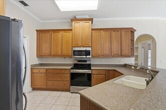 525 Cullaro Ln in Lutz, FL - Building Photo - Building Photo