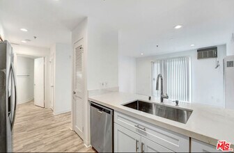 2301 Santa Monica Blvd in Santa Monica, CA - Building Photo - Building Photo