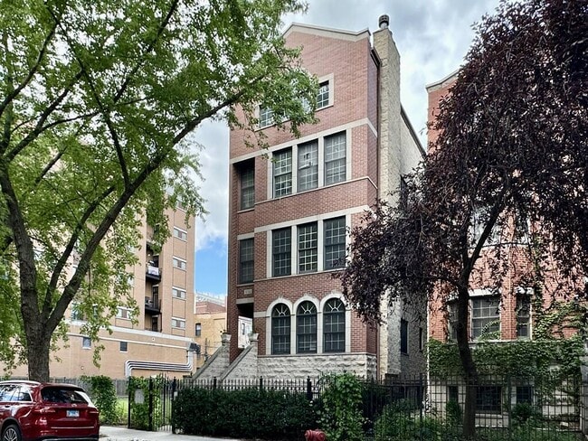 property at 934 W Leland Ave