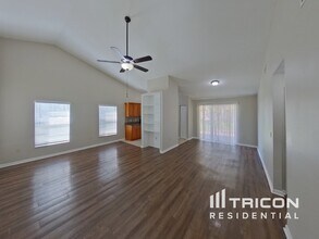 3323 W Marcum St in Tampa, FL - Building Photo - Building Photo