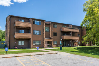 Grandview Square Apartments in Ames, IA - Foto de edificio - Building Photo