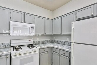 1917 Cutlass Dr in Henderson, NV - Foto de edificio - Building Photo