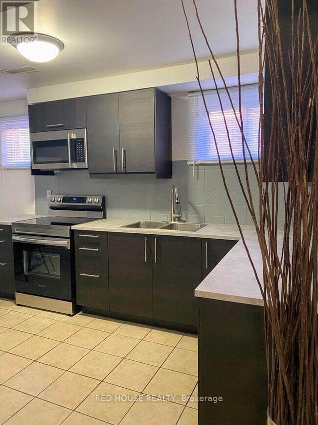 518 Meadows Blvd in Mississauga, ON - Building Photo - Building Photo