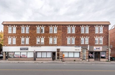 371-387 Bernard Rue O in Montréal, QC - Building Photo