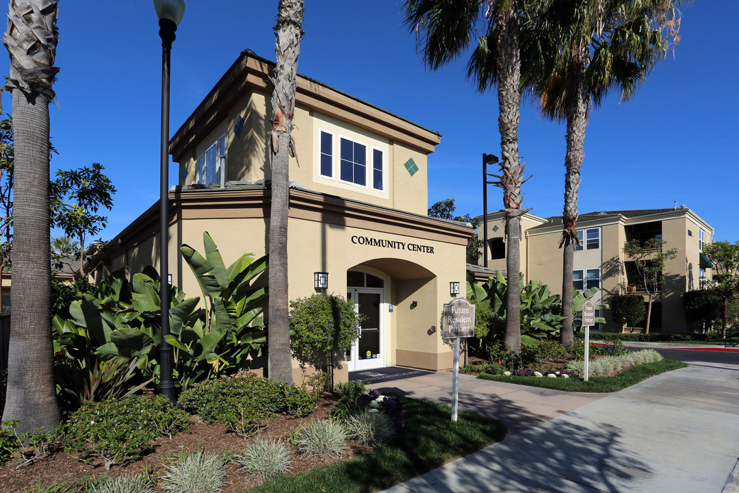 55+ FountainGlen Seacliff in Huntington Beach, CA - Building Photo