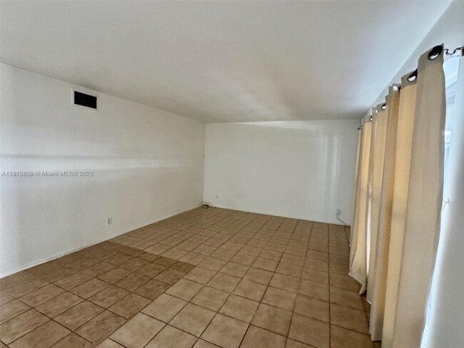 2380 Diana Dr in Hallandale Beach, FL - Building Photo - Building Photo