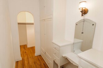 140 Roxbury Dr, Unit 8 in Beverly Hills, CA - Foto de edificio - Building Photo