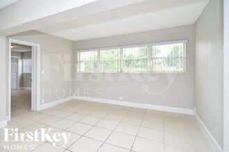 559 W Campus Cir in Fort Lauderdale, FL - Building Photo - Building Photo