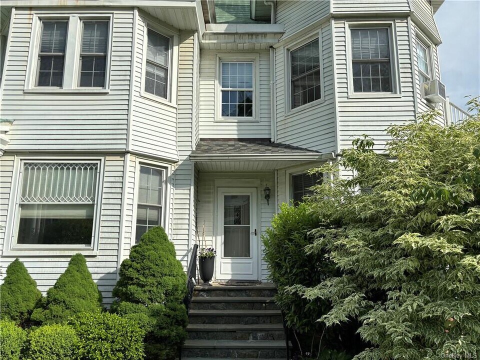 224 Bedford Rd, Unit 2 in Pleasantville, NY - Building Photo