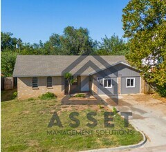 109 SW 15th St in Moore, OK - Building Photo - Building Photo