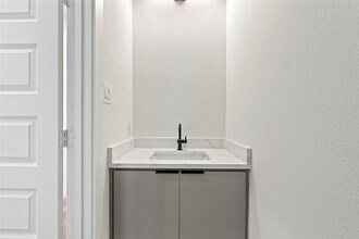 420 N Moore St, Unit 817 in Dallas, TX - Building Photo - Building Photo