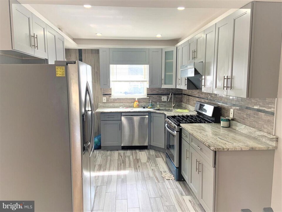 2811 S Franklin St in Philadelphia, PA - Building Photo
