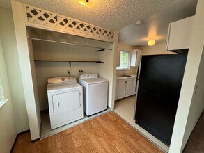 9626 SE Foster Rd in Portland, OR - Building Photo - Building Photo