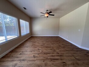 6182 E Cortland Ave in Fresno, CA - Foto de edificio - Building Photo