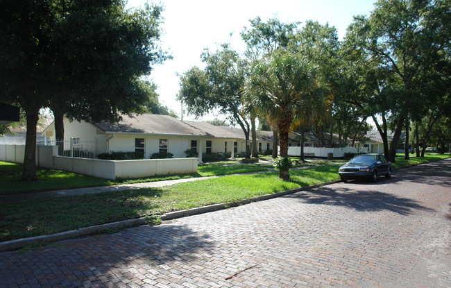 555 10th St N in St. Petersburg, FL - Building Photo - Building Photo