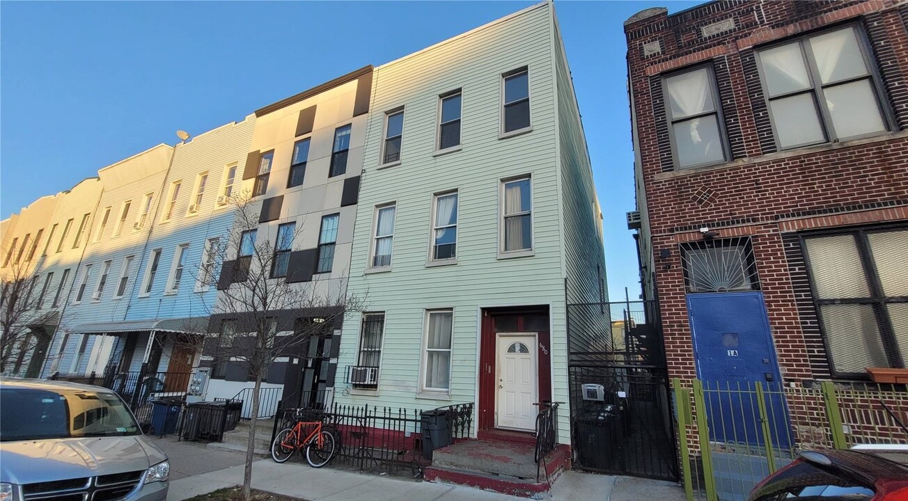 680 Hart St in Brooklyn, NY - Building Photo