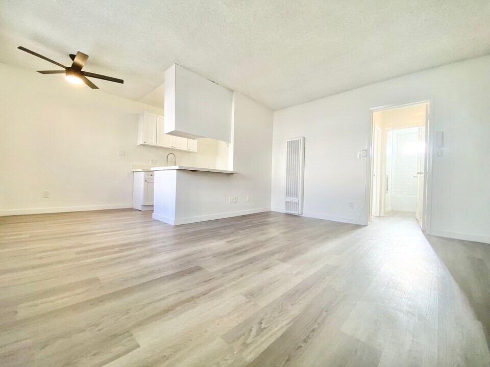 21 Thornton Ave in Los Angeles, CA - Building Photo