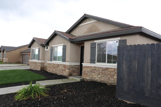 2103 N Highland St in Visalia, CA - Building Photo - Building Photo