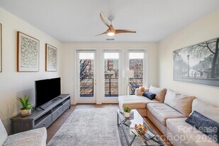 3000 South Blvd, Unit 304 in Charlotte, NC - Building Photo