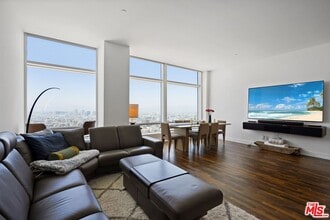 900 W Olympic Blvd in Los Angeles, CA - Foto de edificio - Building Photo