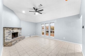 1042 Kim Ln in Mesquite, TX - Foto de edificio - Building Photo