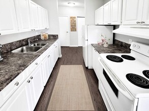 West Meadow Apartments in Saskatoon, SK - Building Photo - Building Photo