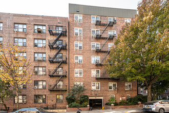 6560 Wetherole St in Flushing, NY - Building Photo - Building Photo