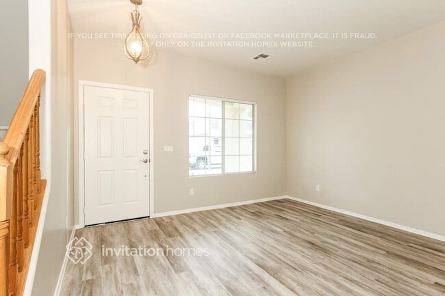 14226 W Hearn Rd in Surprise, AZ - Foto de edificio - Building Photo