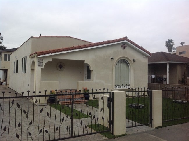 property at 2437 S Burnside Ave