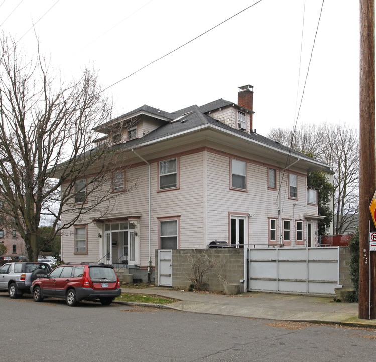 930 NW 20th Ave in Portland, OR - Building Photo