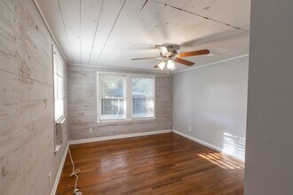 104 S Beauregard St in Alvin, TX - Building Photo - Building Photo