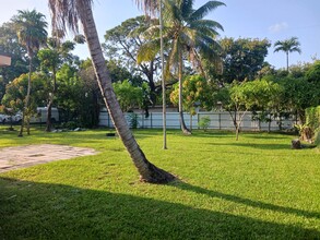 562 NE 143rd St in North Miami, FL - Building Photo - Building Photo