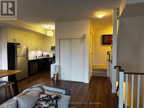 487 Queen St in Newmarket, ON - Building Photo - Building Photo