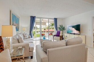 6850 10th Ave N in Greenacres, FL - Building Photo - Building Photo