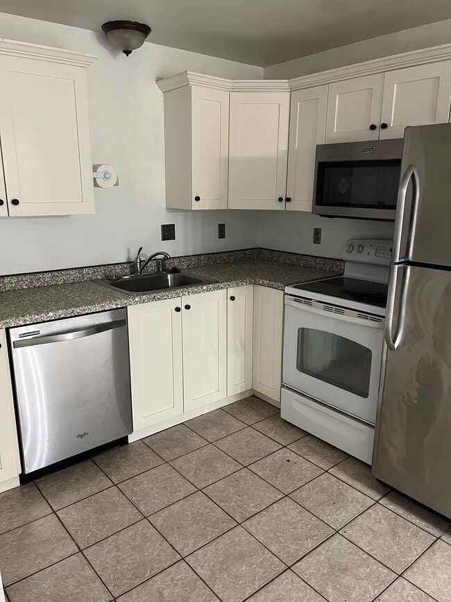 326 Green Meadow Dr in Wautoma, WI - Foto de edificio - Building Photo